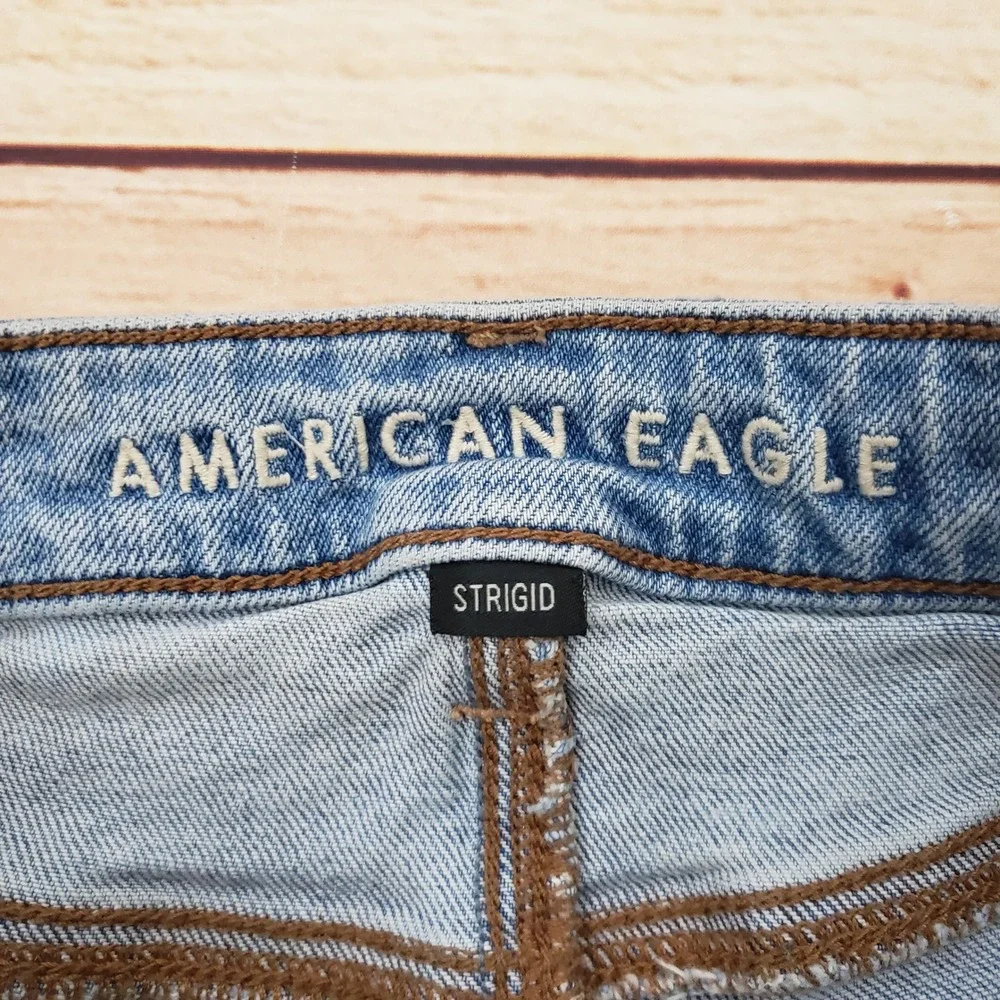 American Eagle Mom Short Women 0 Light Wash Distressed High Waisted Denim Shorts